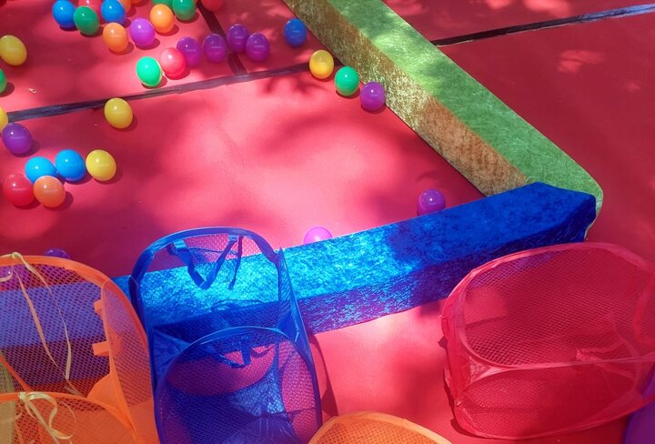Redes, cubos y bolas de colores preparados para la actividad