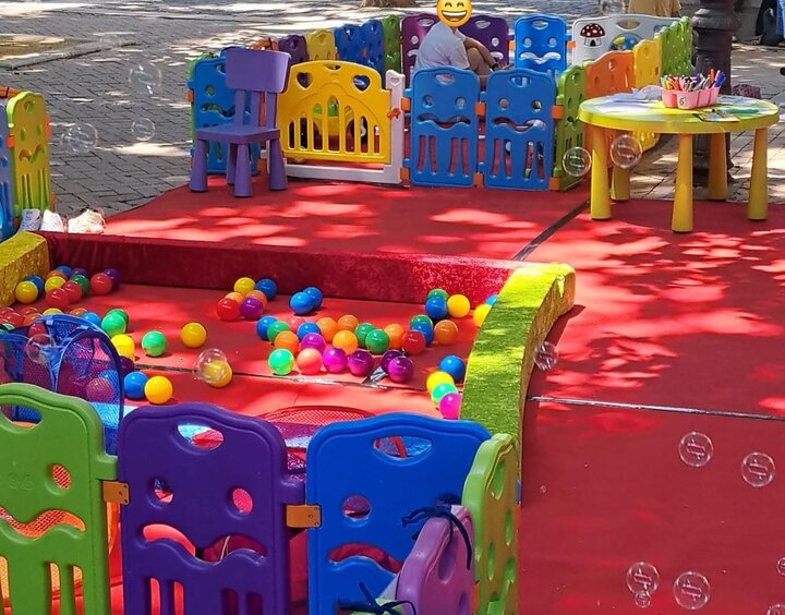 Espacio de juego preparado con bolas, redes y cubos