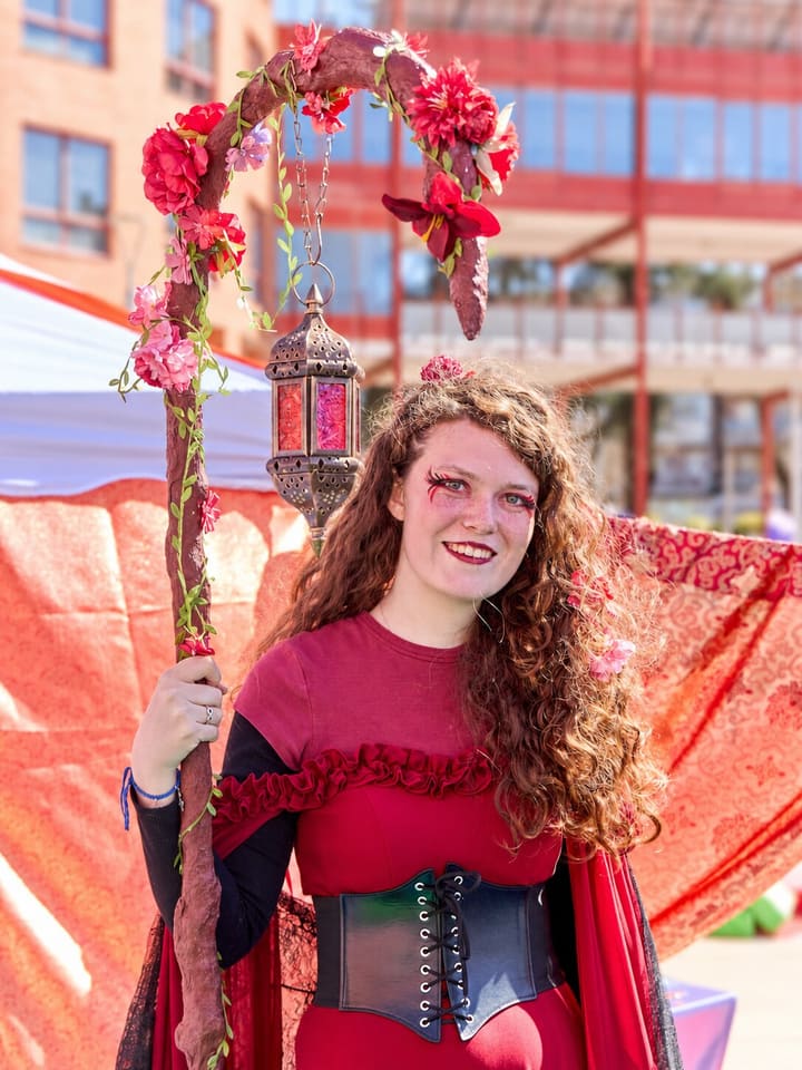 Personaje de fantasía en una plaza decorada