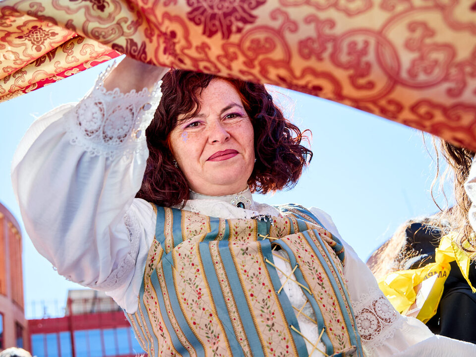 Una figura misteriosa abre una carpa durante la experiencia