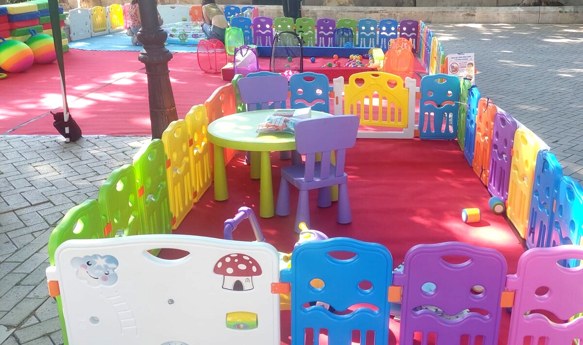 Montaje real del Parque del Gusano Colorín, delimitado con vallas de colores