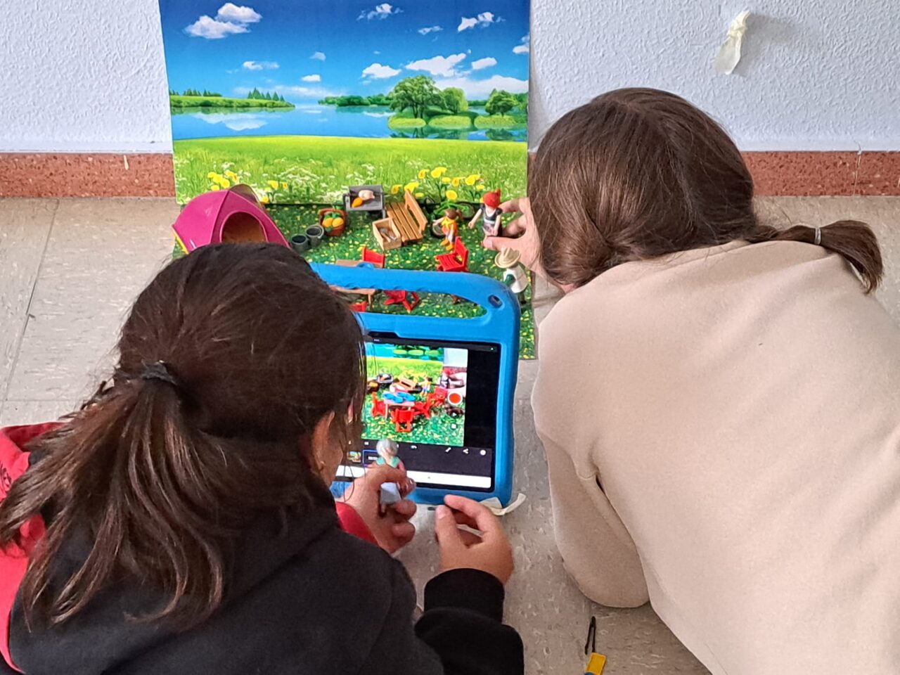 Participantes creando una película STOP MOTION con figuras y una tableta