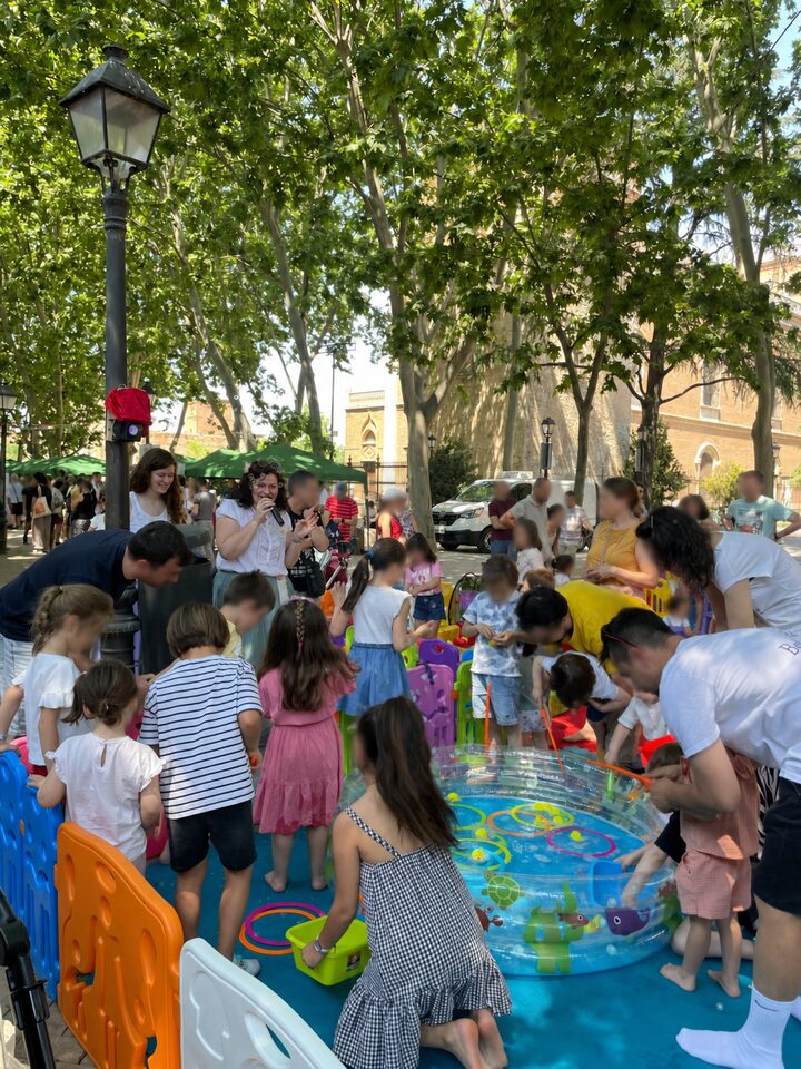 Actividad familiar de YUCAX en la Plaza Palacio de Alcalá de Henares