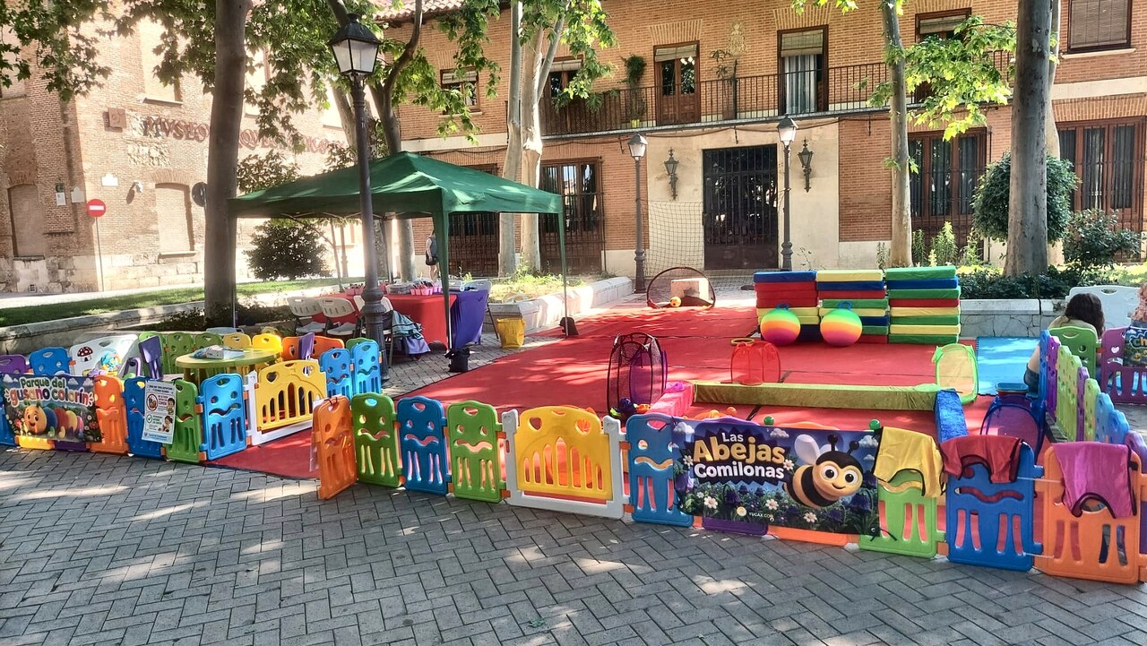 Instalación YUCAX PLAY delimitada con varias actividades simultáneas al aire libre